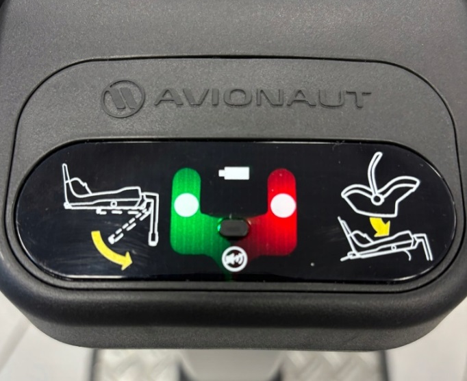 Panel sygnalizacji świetlnej na bazie ISOFIX Avionaut, potwierdzający poprawny montaż bazy w samochodzie oraz prawidłowe wpięcie fotelika.